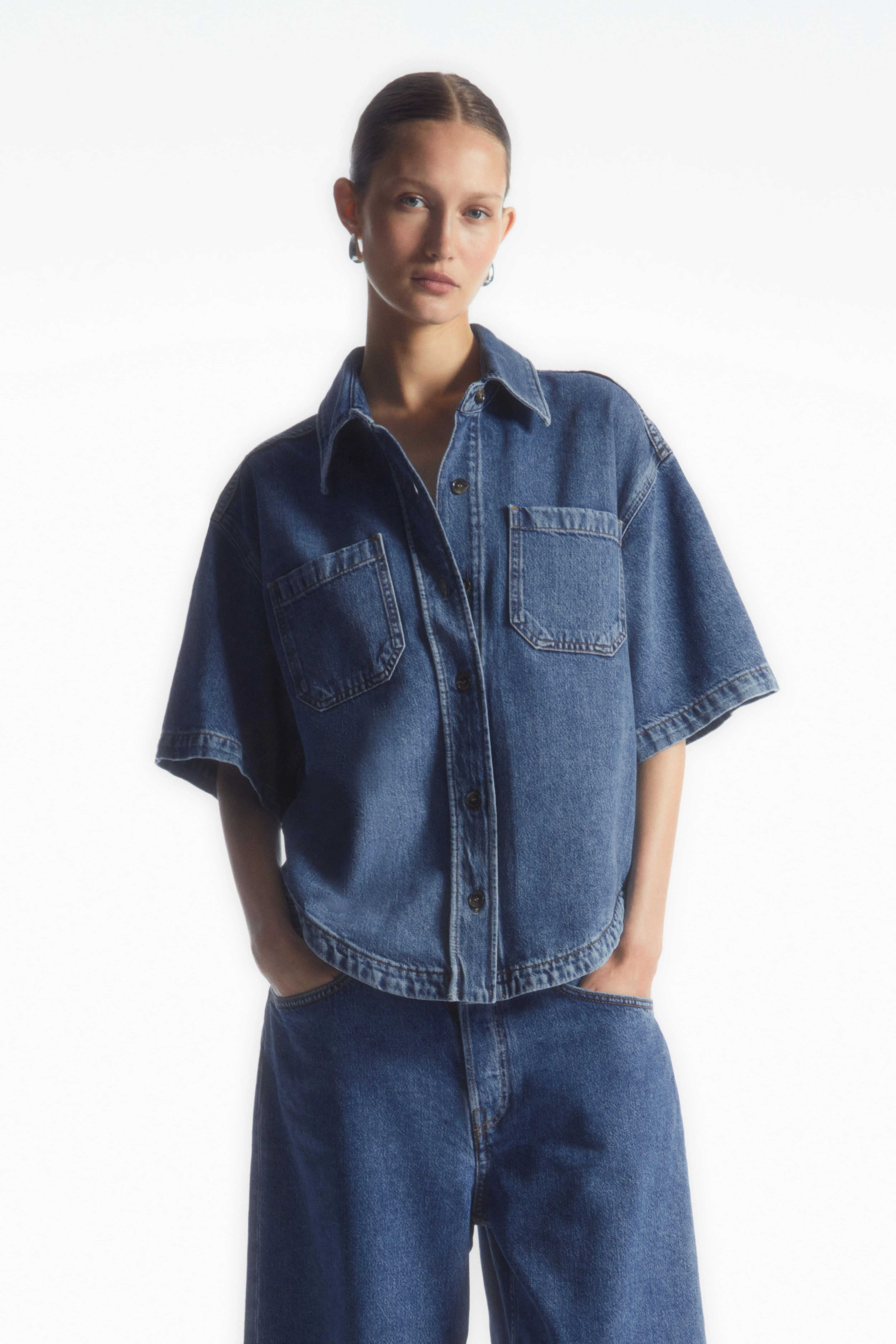 CURVED-HEM SHORT-SLEEVED DENIM SHIRT - Short sleeve - Regular length - BLUE - Ladies | H&M GB